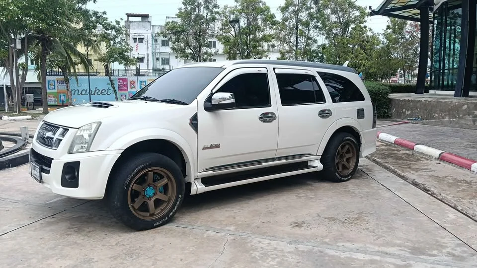 2011 Isuzu MU-7 3