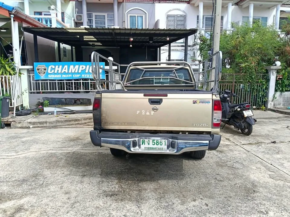 2005 Nissan Frontier I 3