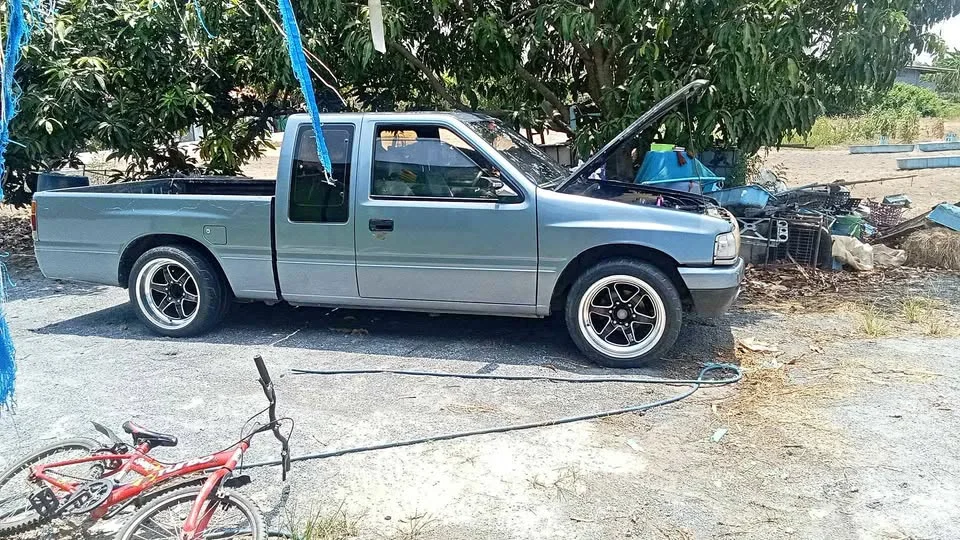 1995 Isuzu TFR III 2