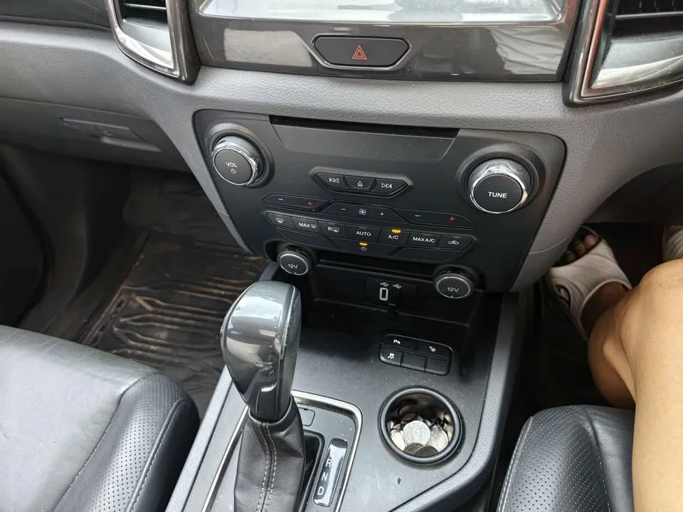 2016 Ford Everest II 2
