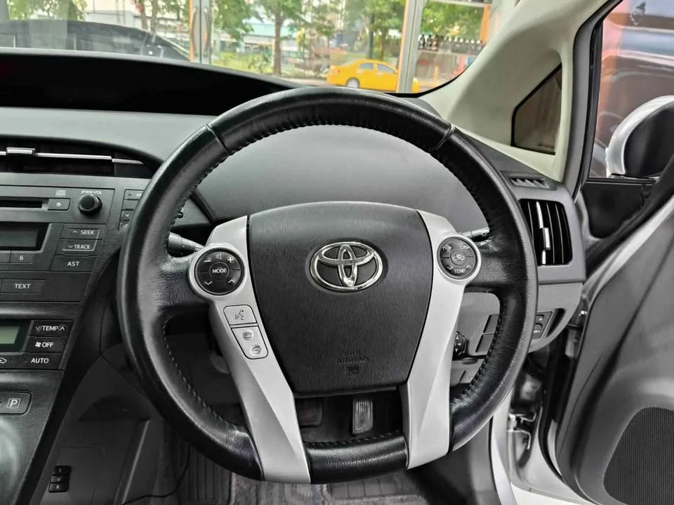 2011 Toyota Prius III 3