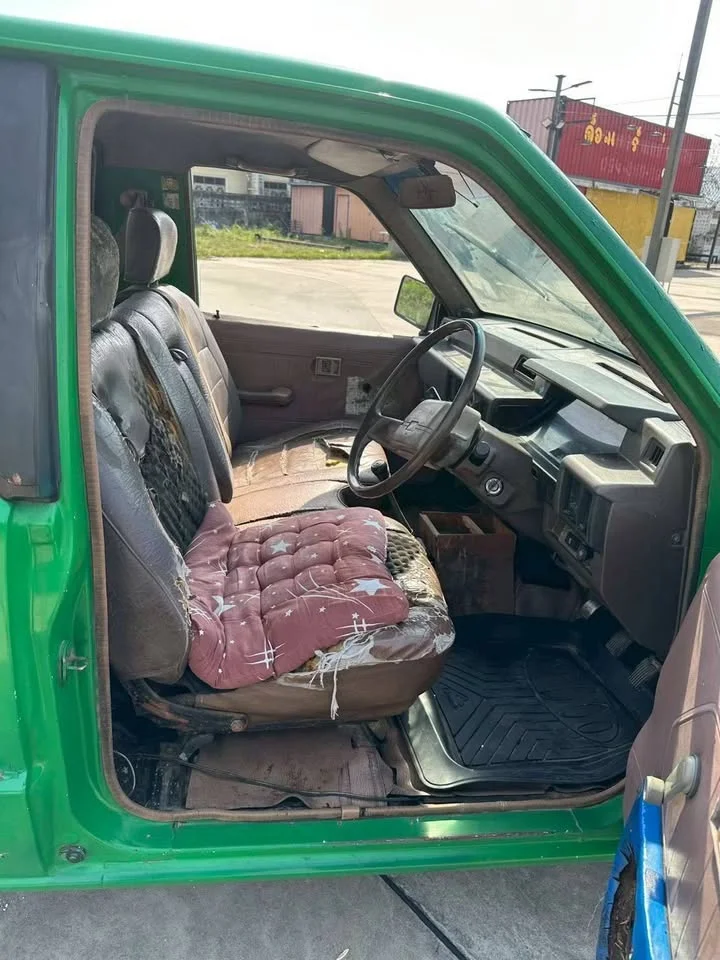 1990 Mitsubishi Triton II 3