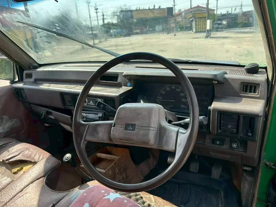 1990 Mitsubishi Triton II 2