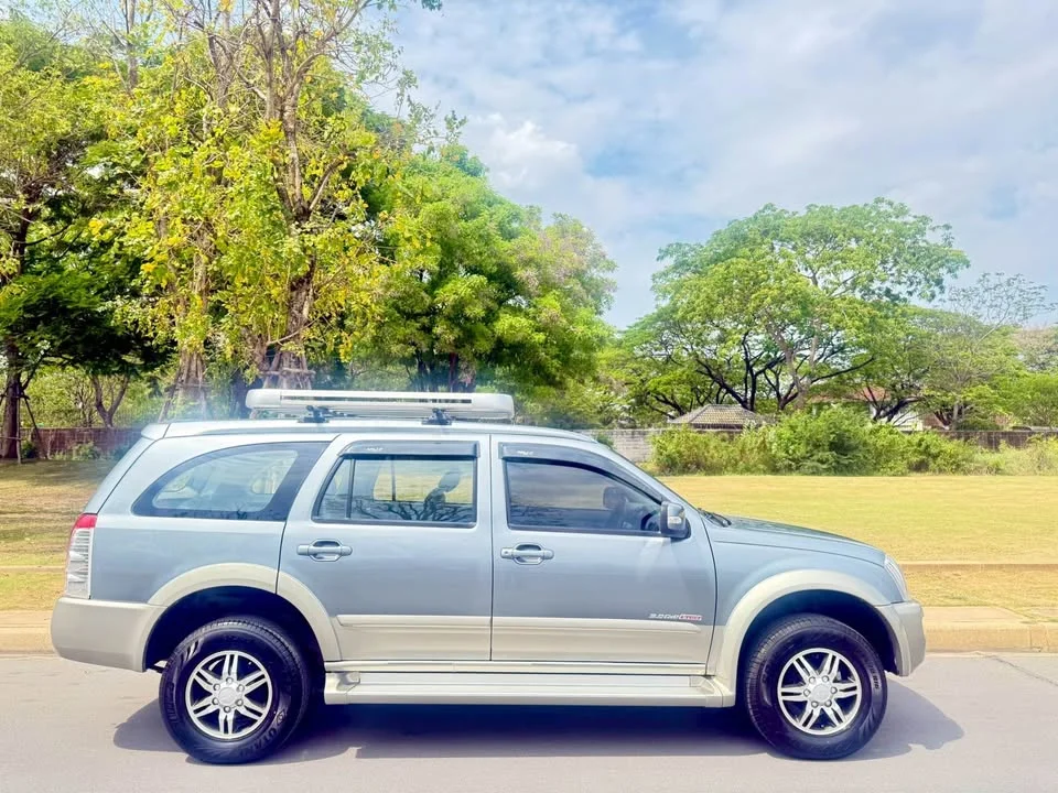 2005 Isuzu MU-7 3