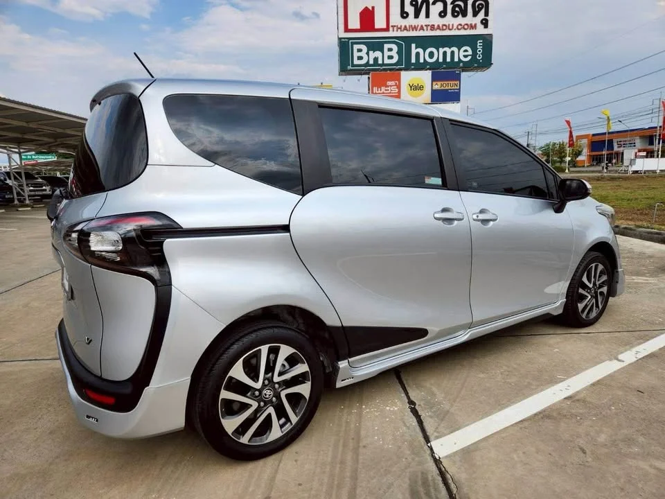 2015 Toyota Sienta II 3