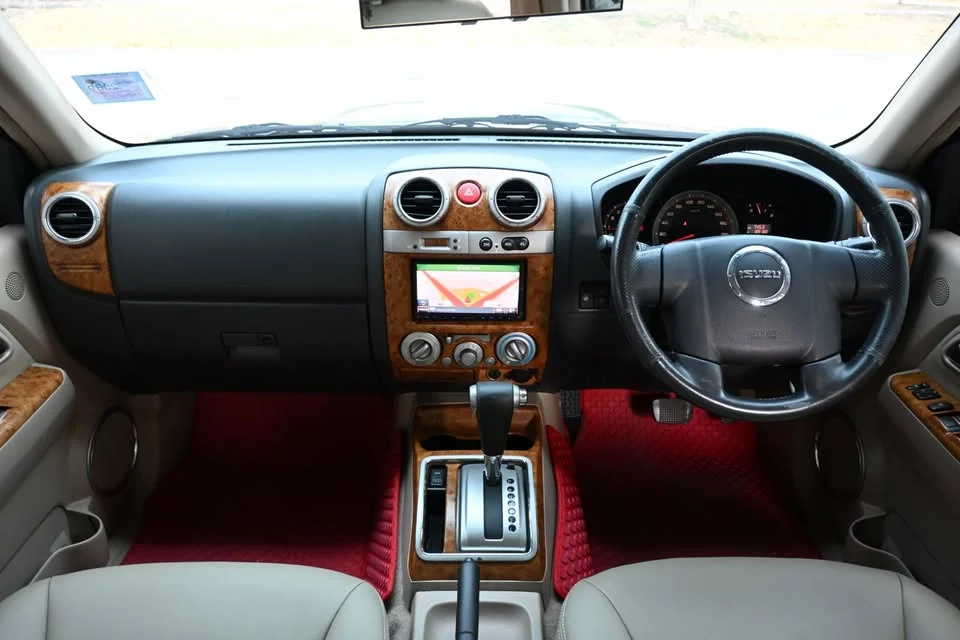 2011 Isuzu MU-7 2