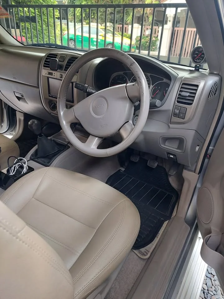 2005 Isuzu MU-7 3