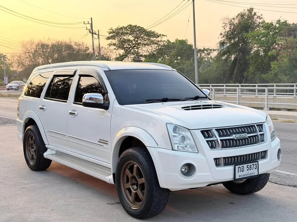 2009 Isuzu MU-7 2
