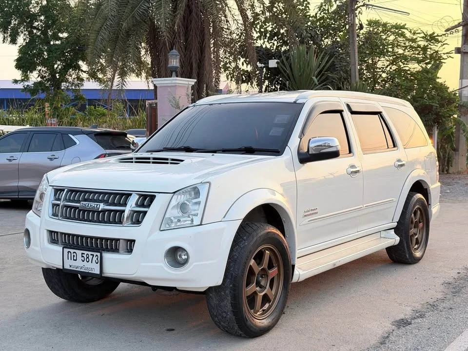 2009 Isuzu MU-7 3