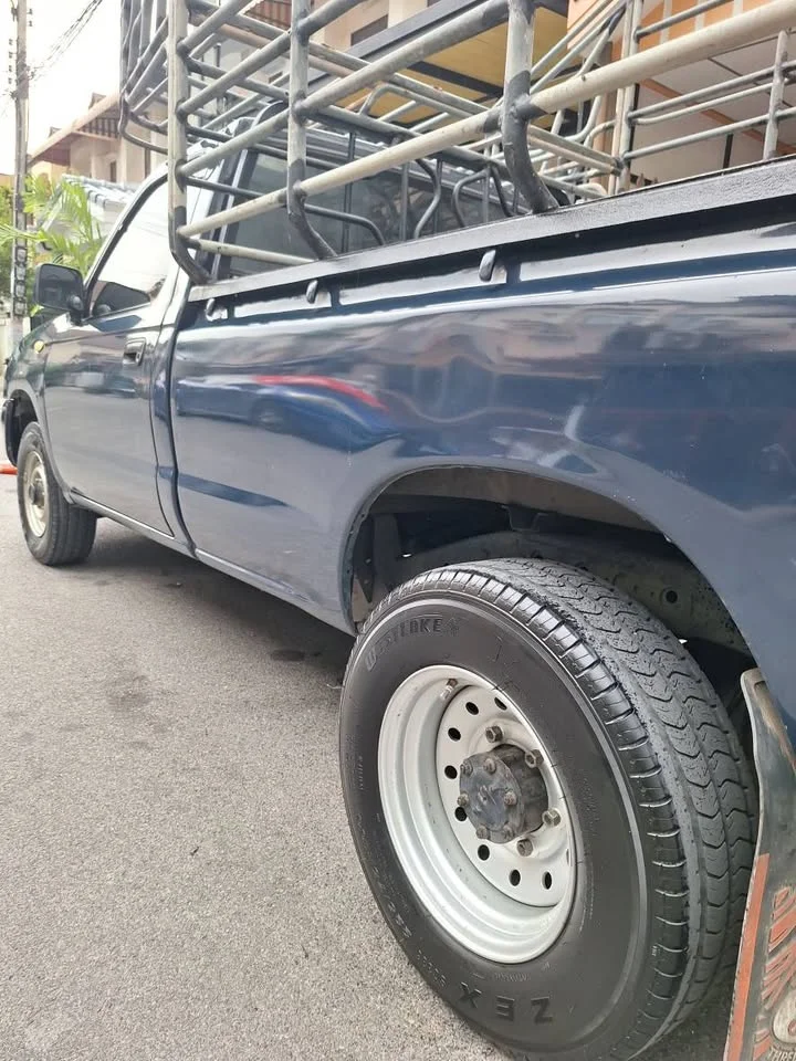 2004 Nissan Frontier I 2