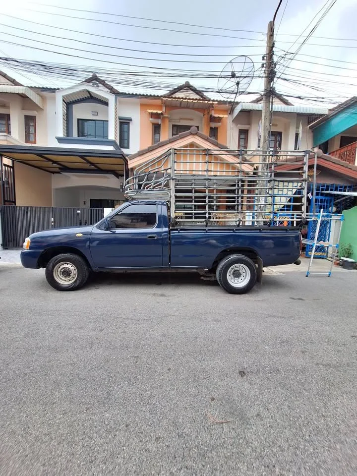 2004 Nissan Frontier I 3