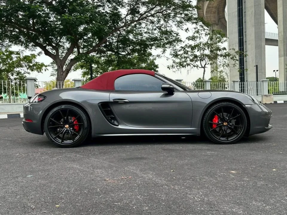 2018 Porsche 718 Boxster and Cayman IV 3