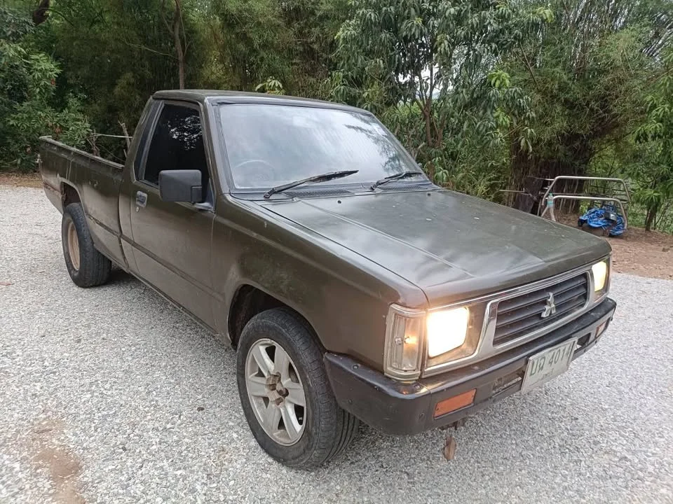 1989 Mitsubishi Triton II 3