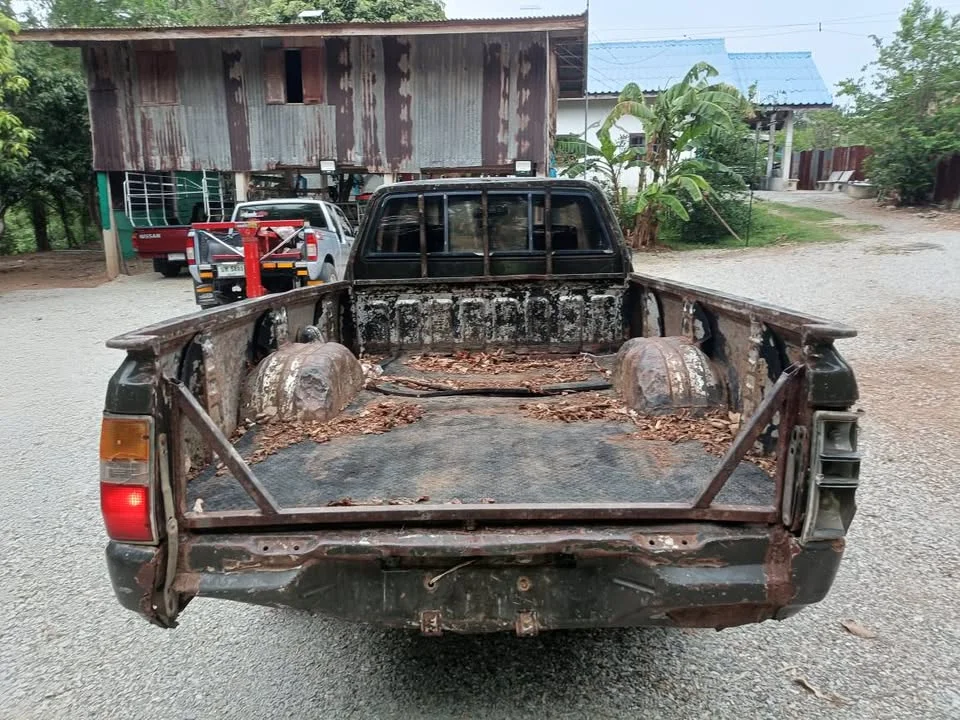 1989 Mitsubishi Triton II 2