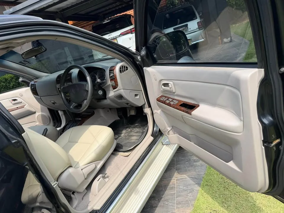 2006 Isuzu MU-7 2