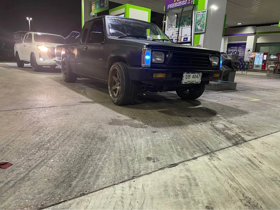 1996 Mitsubishi Triton II 2