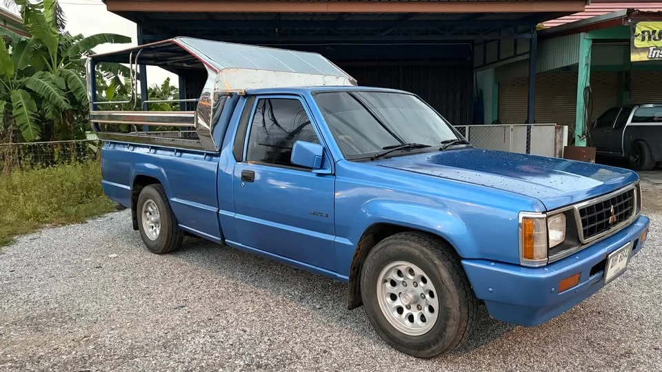1990 Mitsubishi Triton II 3