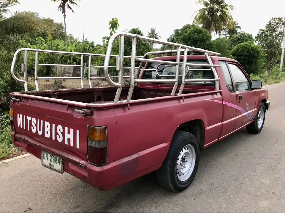 1993 Mitsubishi Triton II 2
