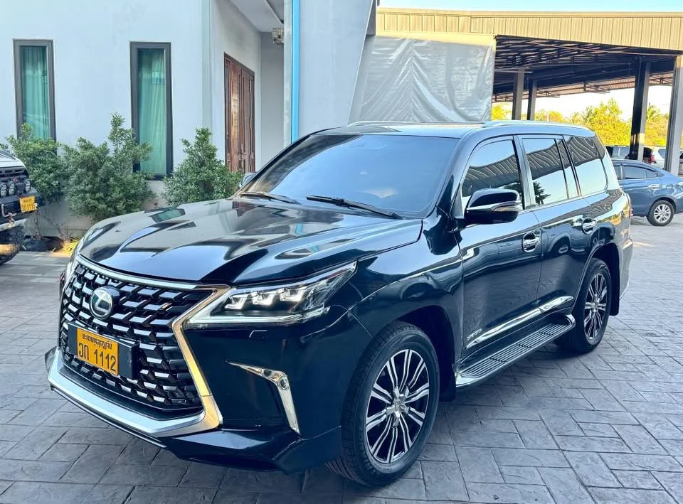 2011 Lexus LX III 3