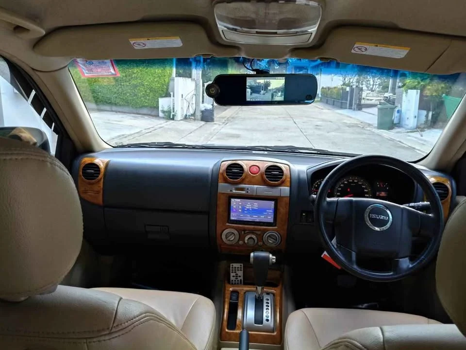 2012 Isuzu MU-7 3