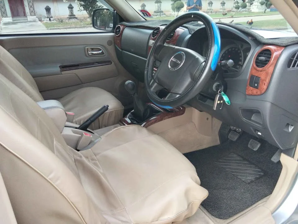 2010 Isuzu MU-7 2