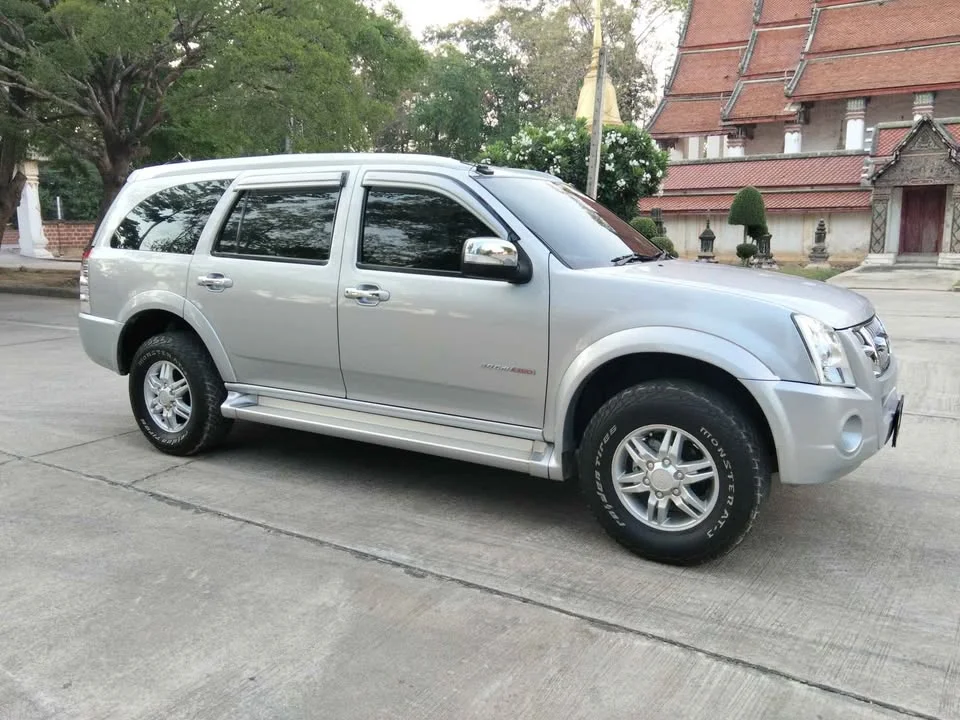 2010 Isuzu MU-7 3