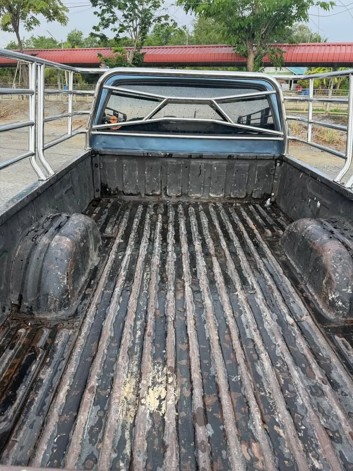1990 Mitsubishi Triton II 2