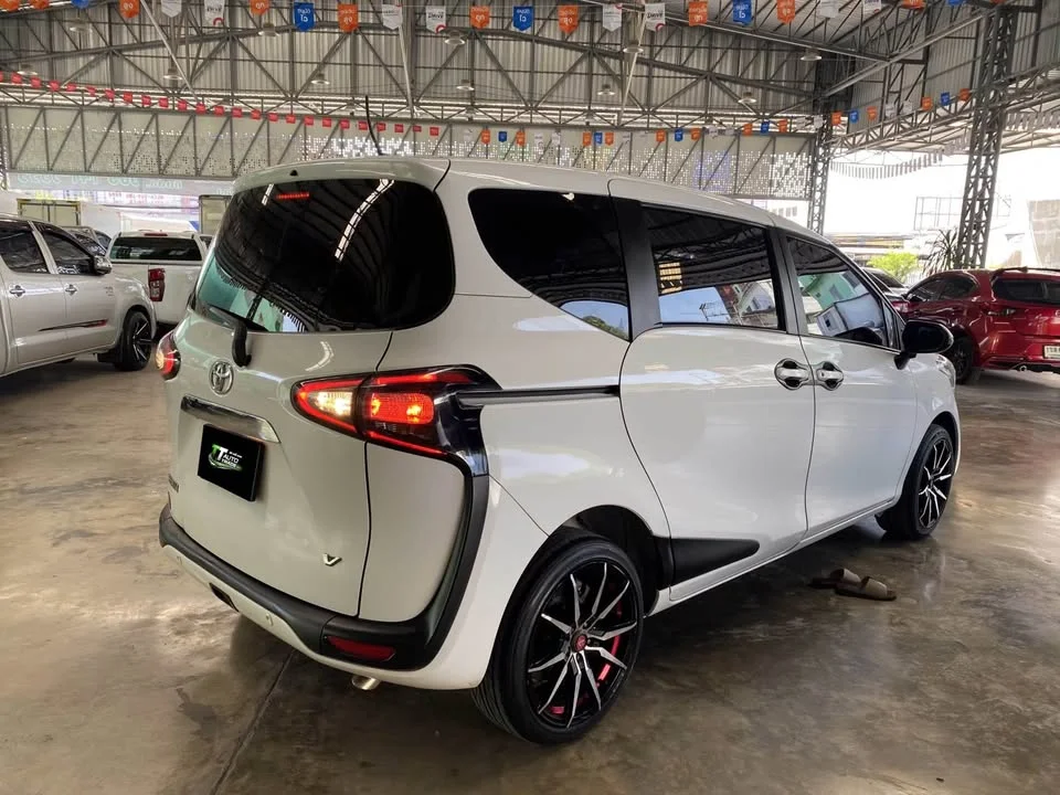 2020 Toyota Sienta II 3