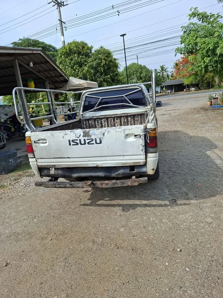 1989 Isuzu TFR III 2