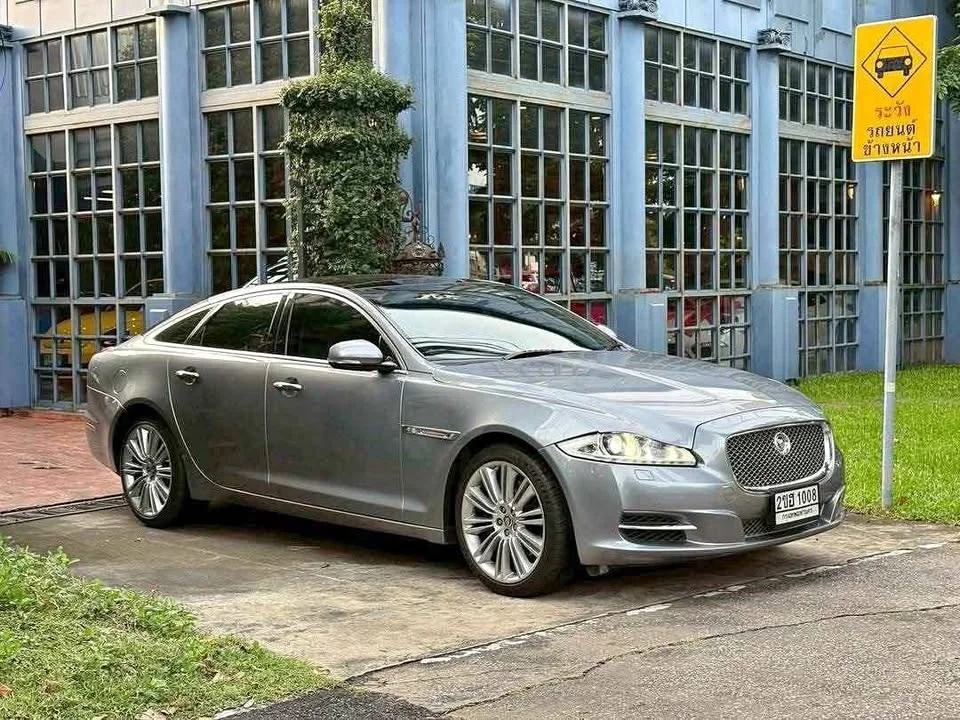 2011 Jaguar XJ X351 3