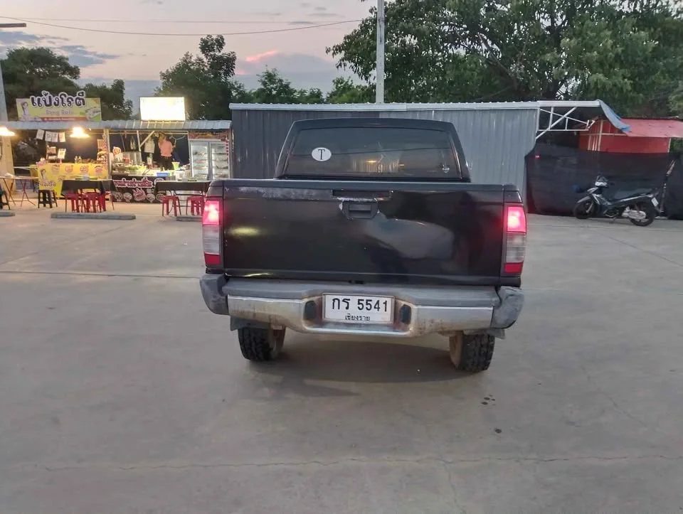 2002 Nissan Frontier I 3