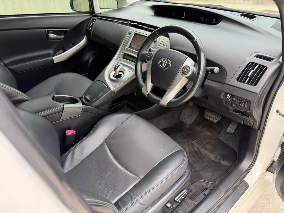 2013 Toyota Prius III 2