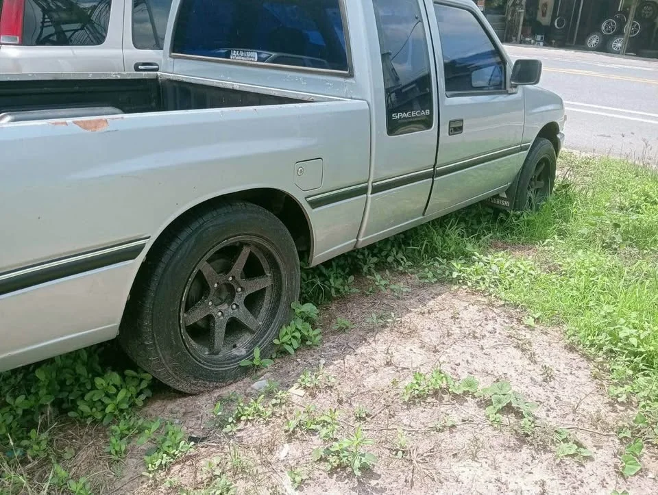 1990 Isuzu TFR III 2