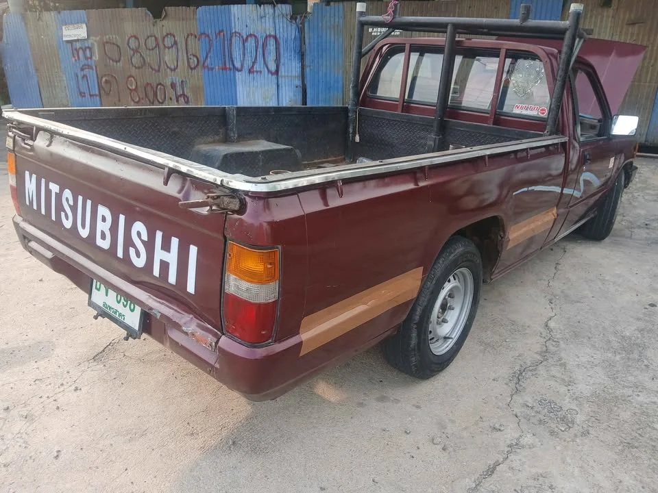 1990 Mitsubishi Triton II 2