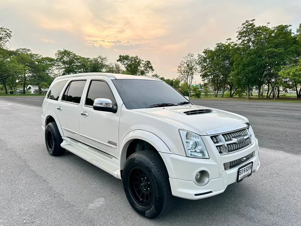 2011 Isuzu MU-7 2