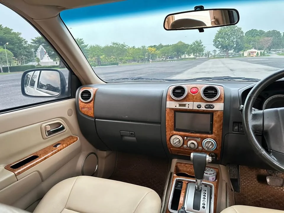 2011 Isuzu MU-7 3