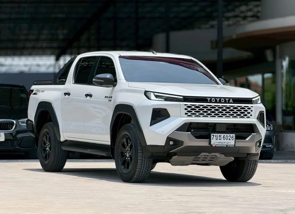 2025 Toyota Hilux VIII 3