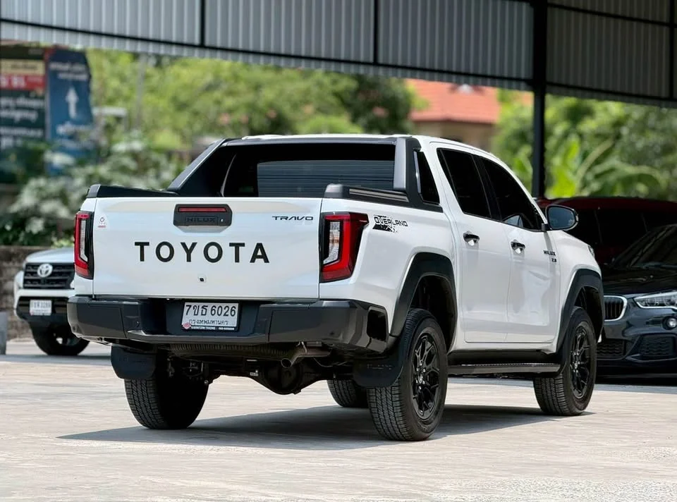 2025 Toyota Hilux VIII 2