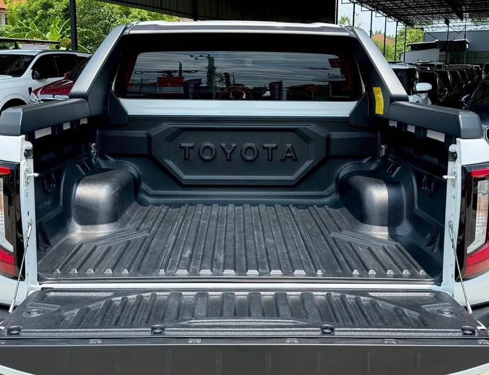 2025 Toyota Hilux VIII 2