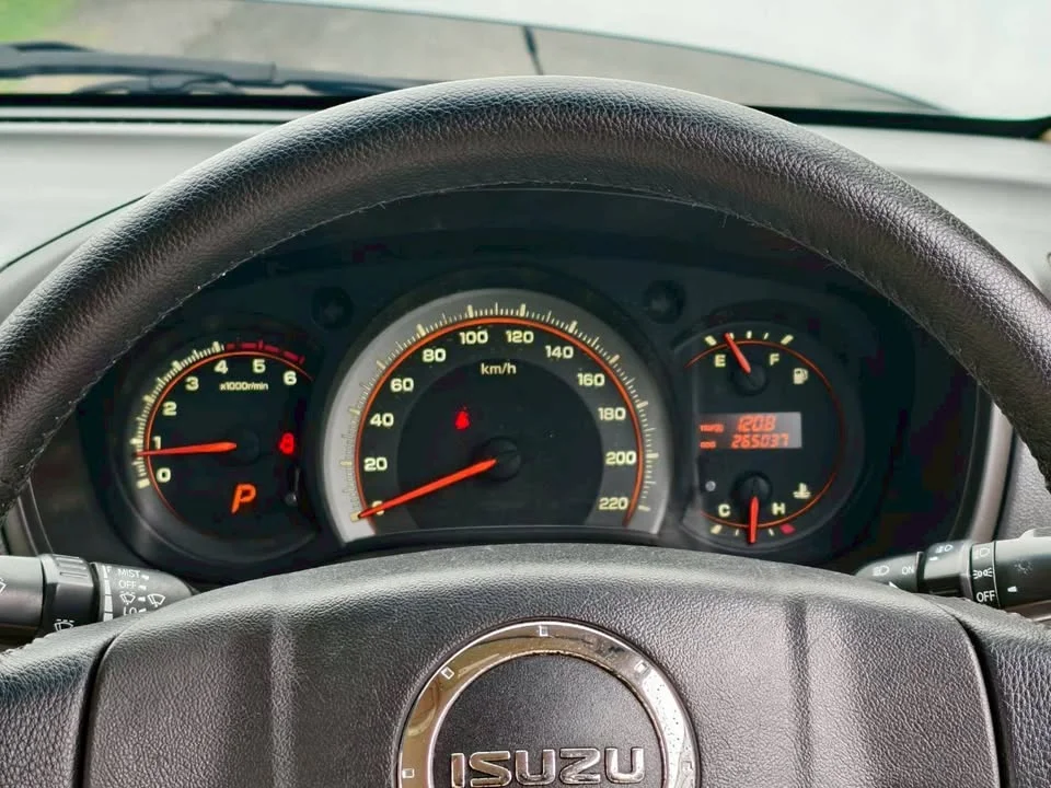 2011 Isuzu MU-7 3