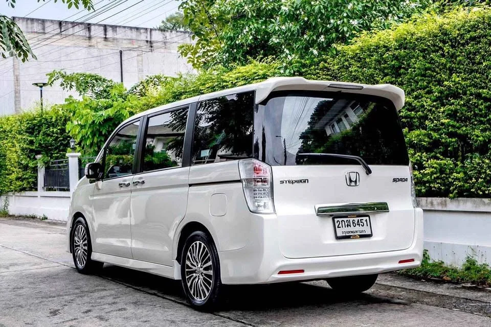 2013 Honda Stepwgn IV 2