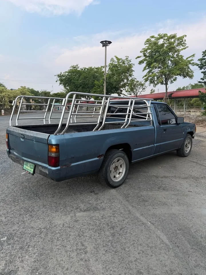 1990 Mitsubishi Triton II 2