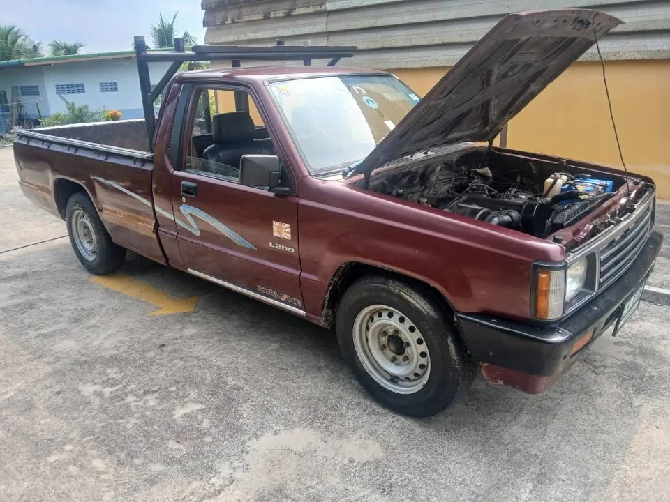 1990 Mitsubishi Triton II 2