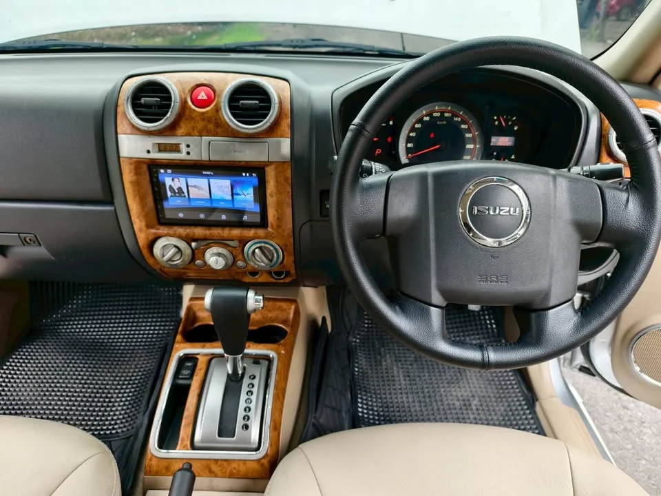2011 Isuzu MU-7 2