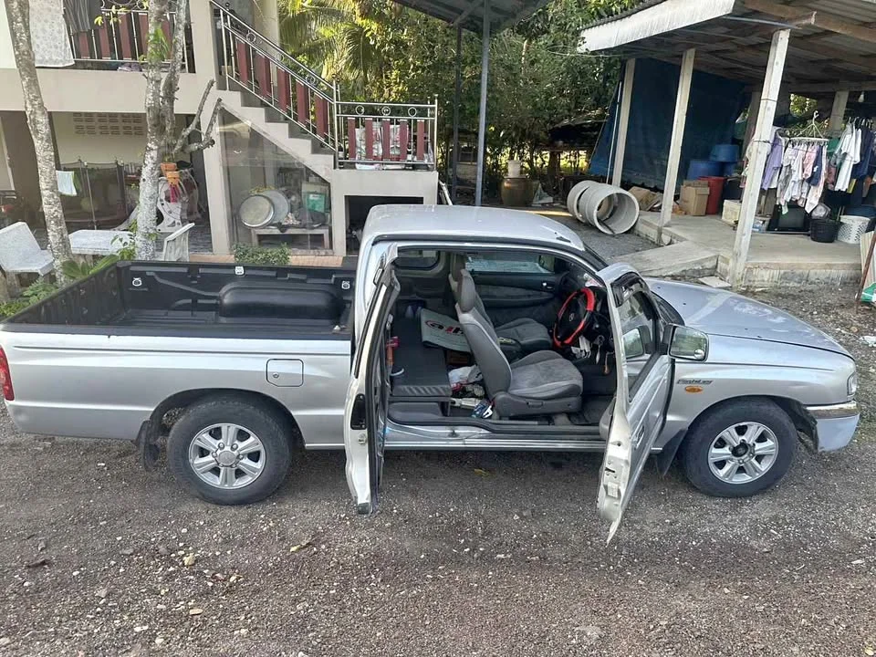 2003 Mazda 2500 Fighter V 2