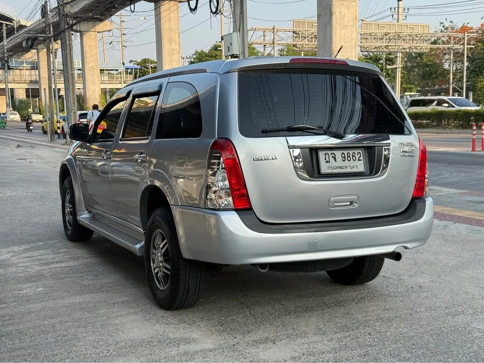 2010 Isuzu MU-7 2