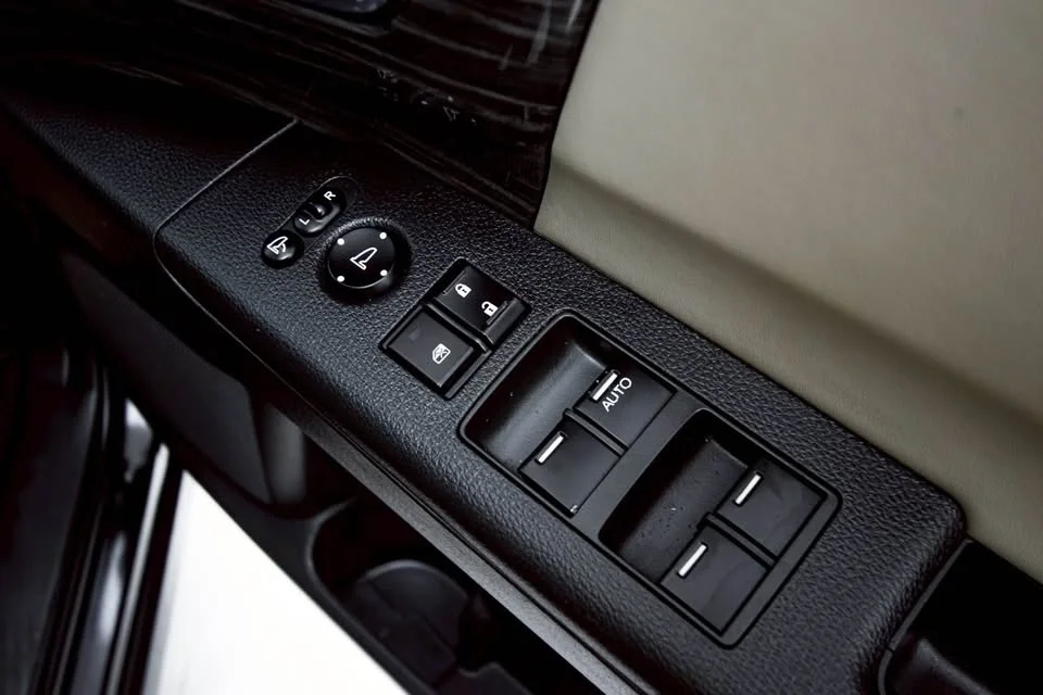2015 Honda Odyssey V 3