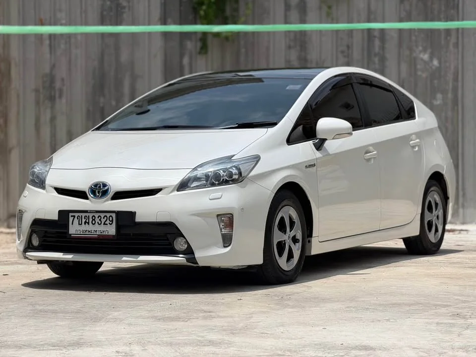 2013 Toyota Prius III 2