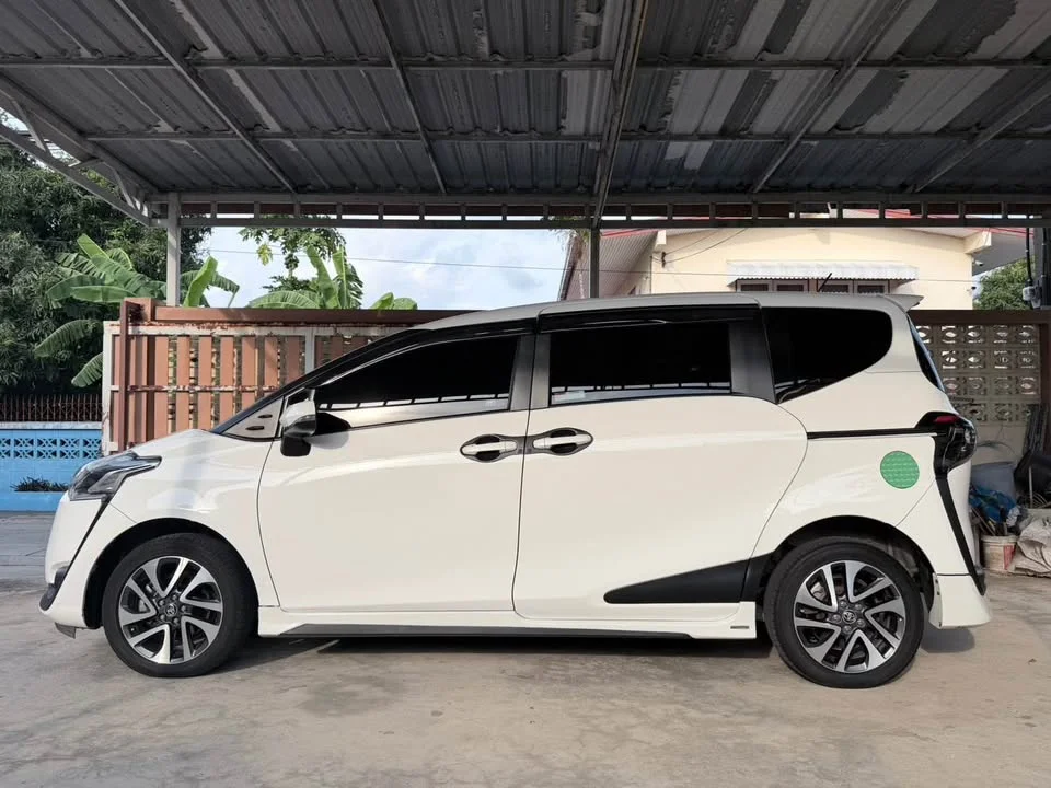 2017 Toyota Sienta II 2