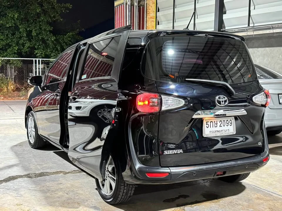 2016 Toyota Sienta II 2
